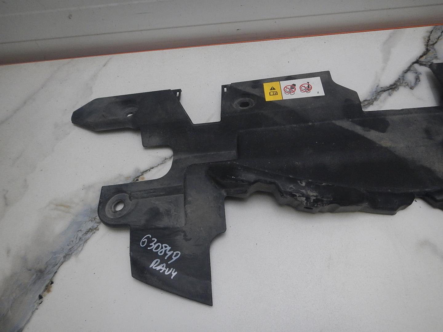 Кожух замка капота