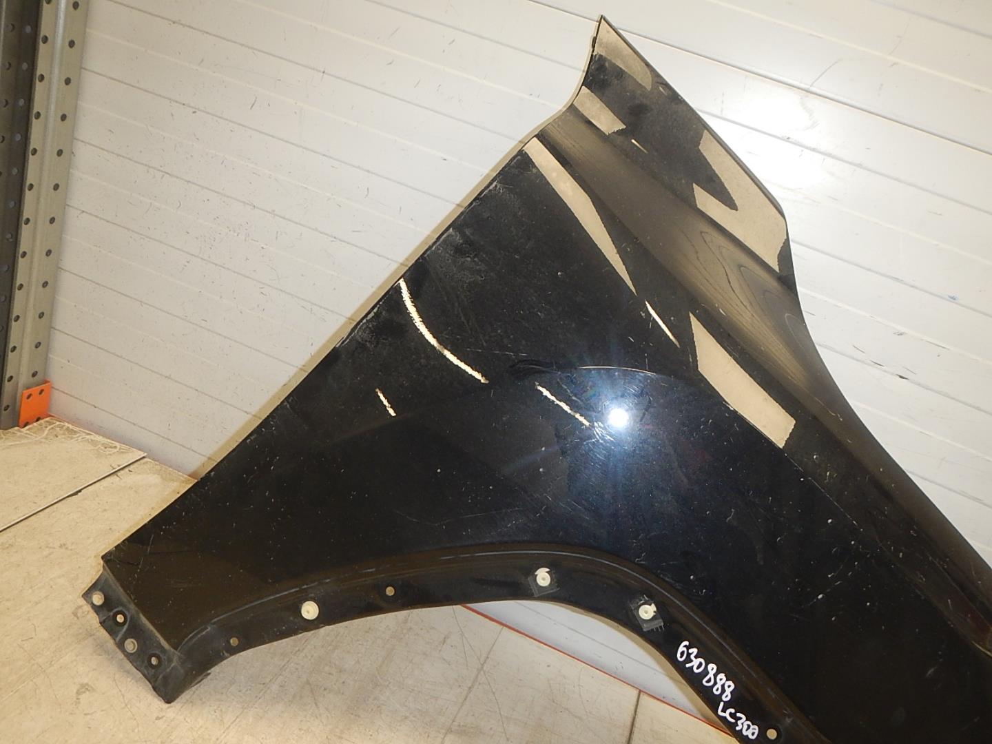 Крыло переднее правое