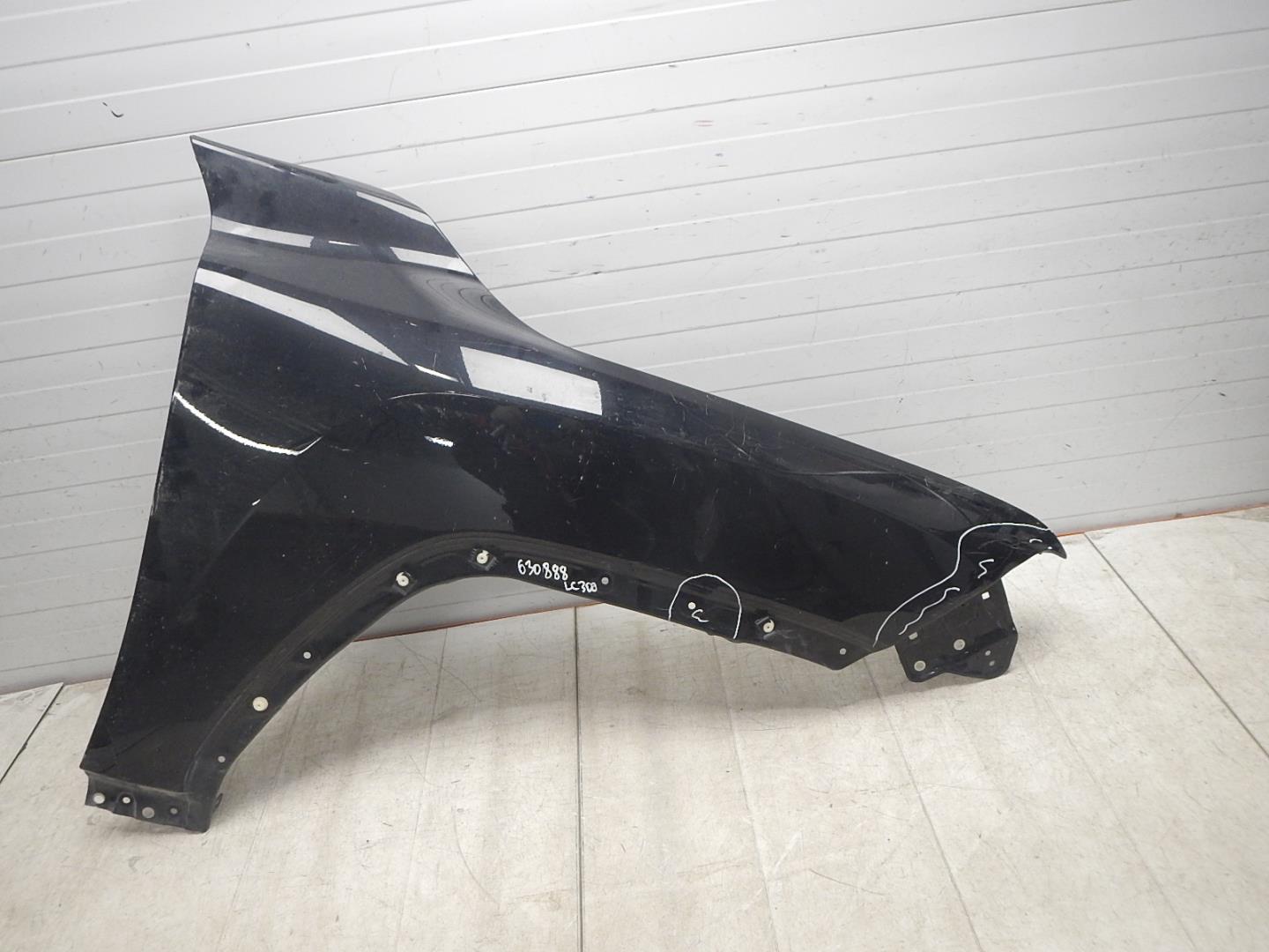 Крыло переднее правое