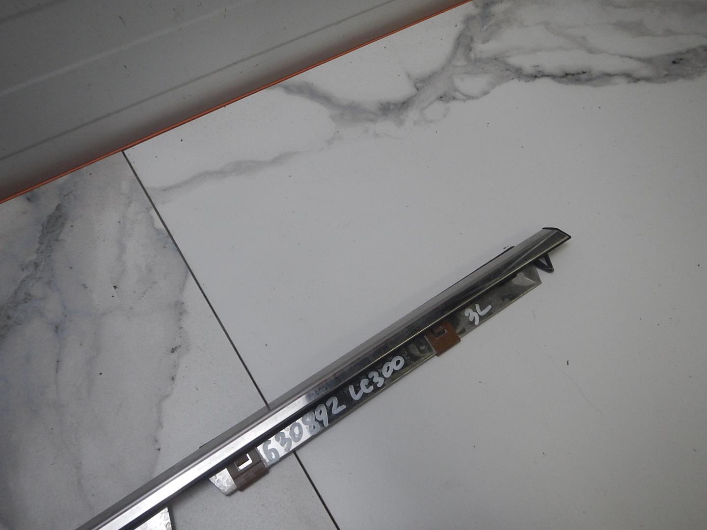 Накладка стекла заднего левого