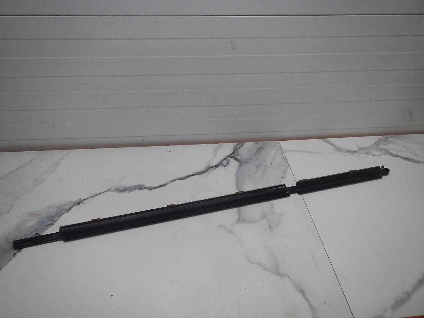 Накладка стекла заднего левого