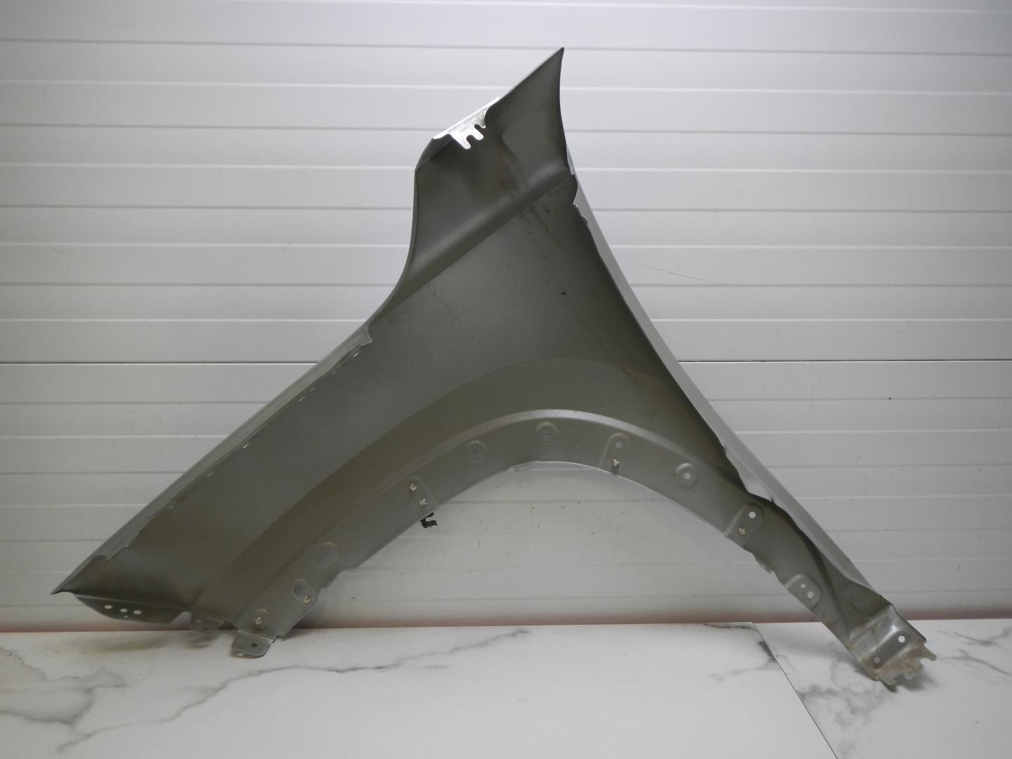 Крыло переднее правое