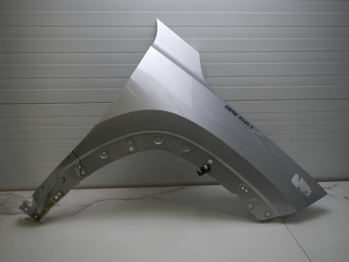 Крыло переднее правое