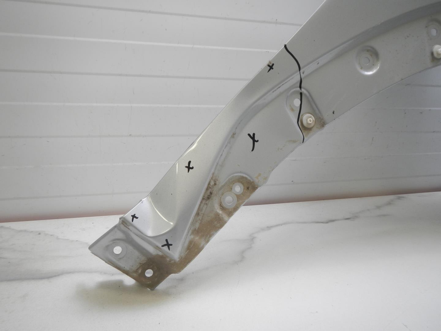 Крыло переднее правое