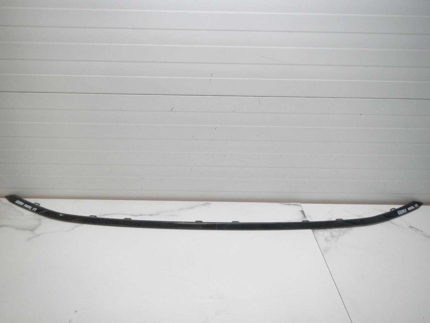 Молдинг переднего бампера