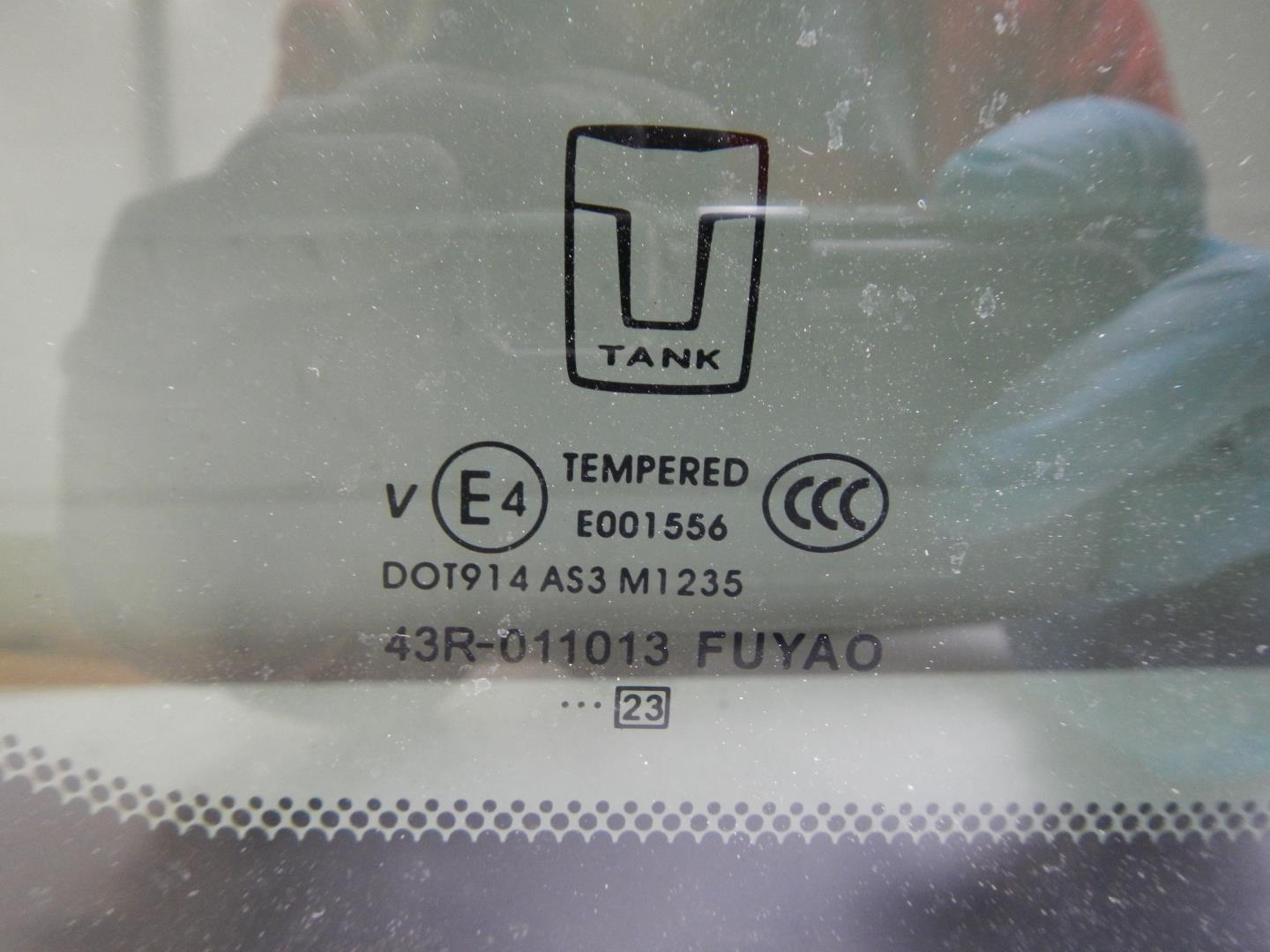 Стекло кузовное глухое левое