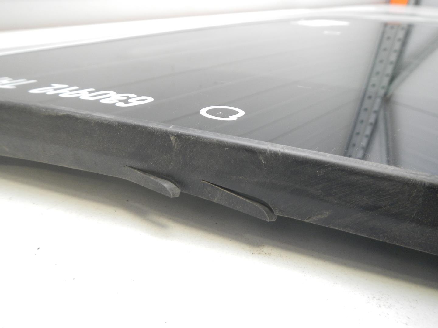 Стекло кузовное глухое левое