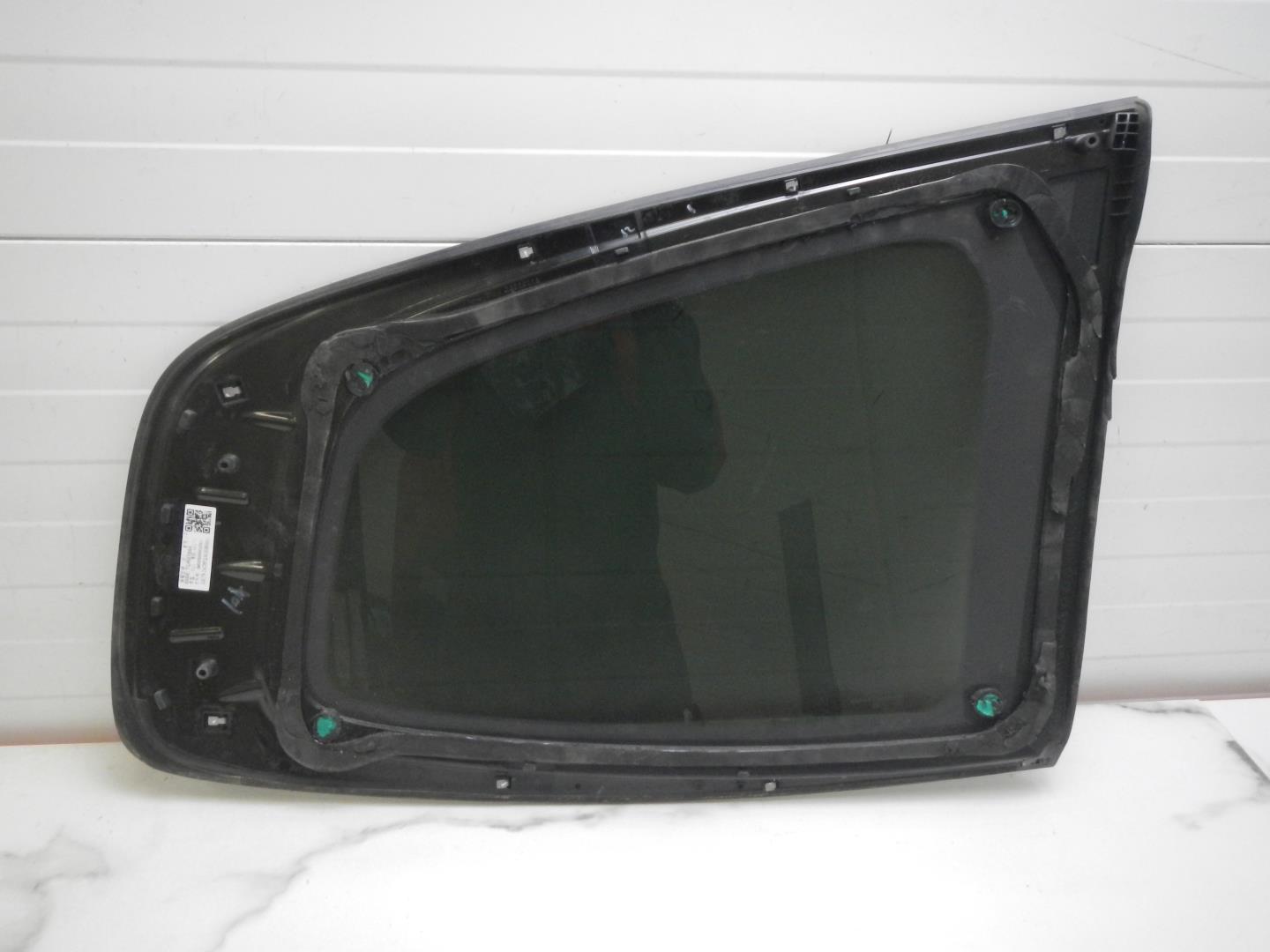 Стекло кузовное глухое левое