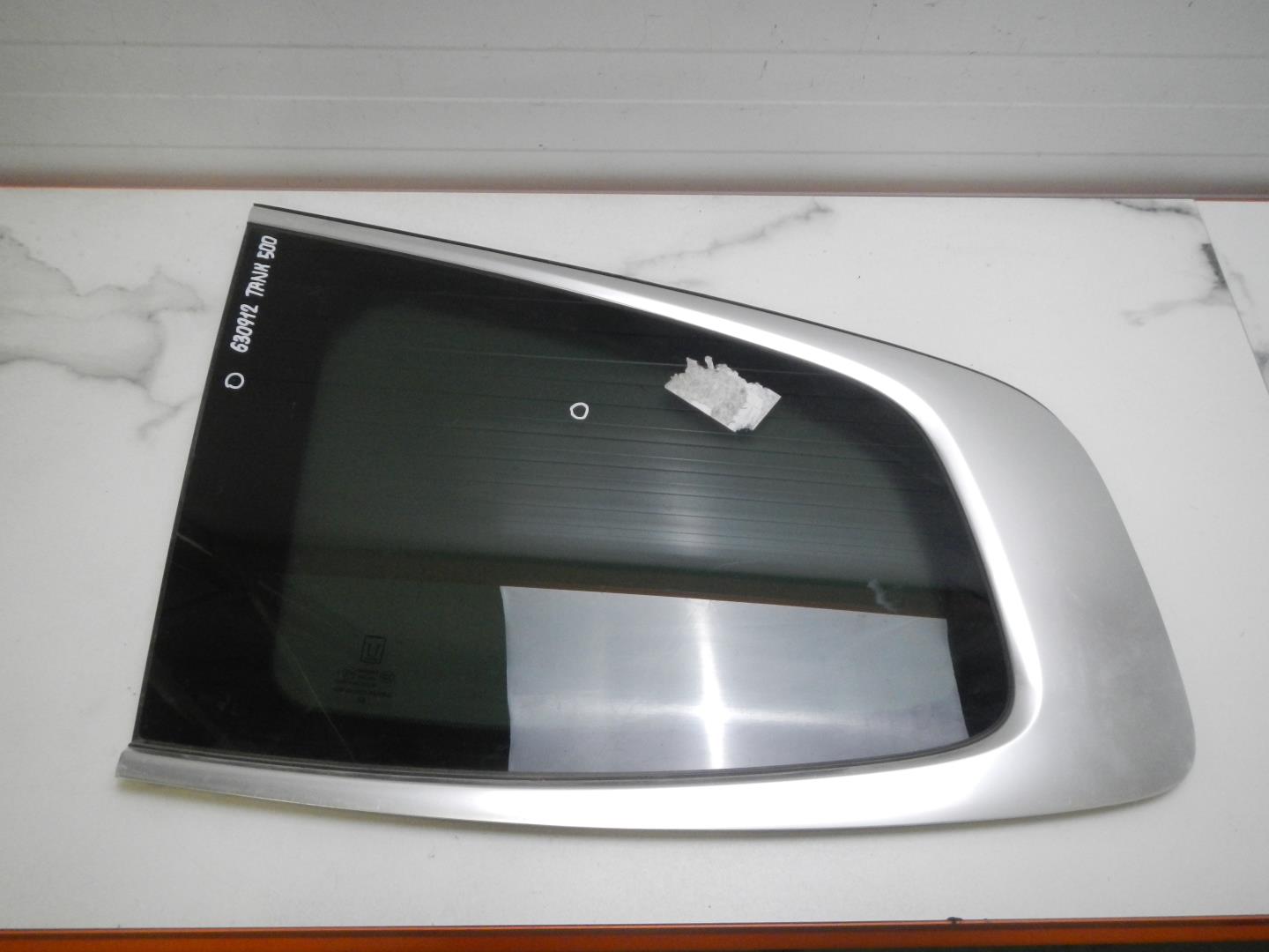 Стекло кузовное глухое левое