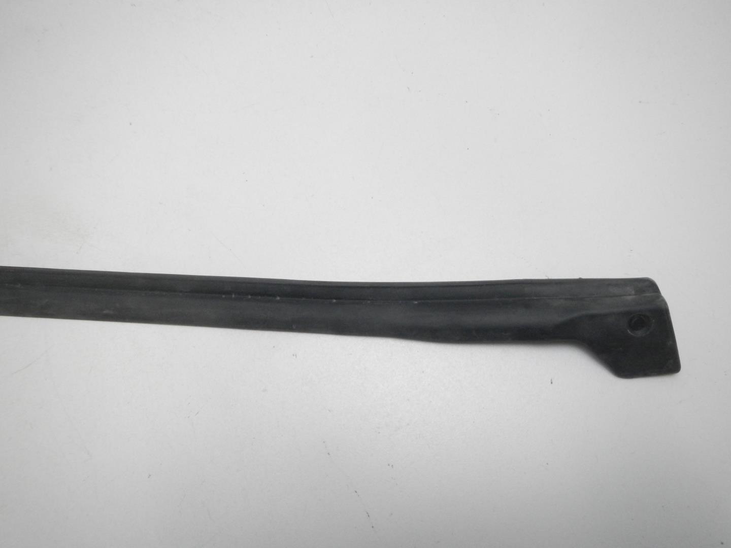 Уплотнитель задней левой двери