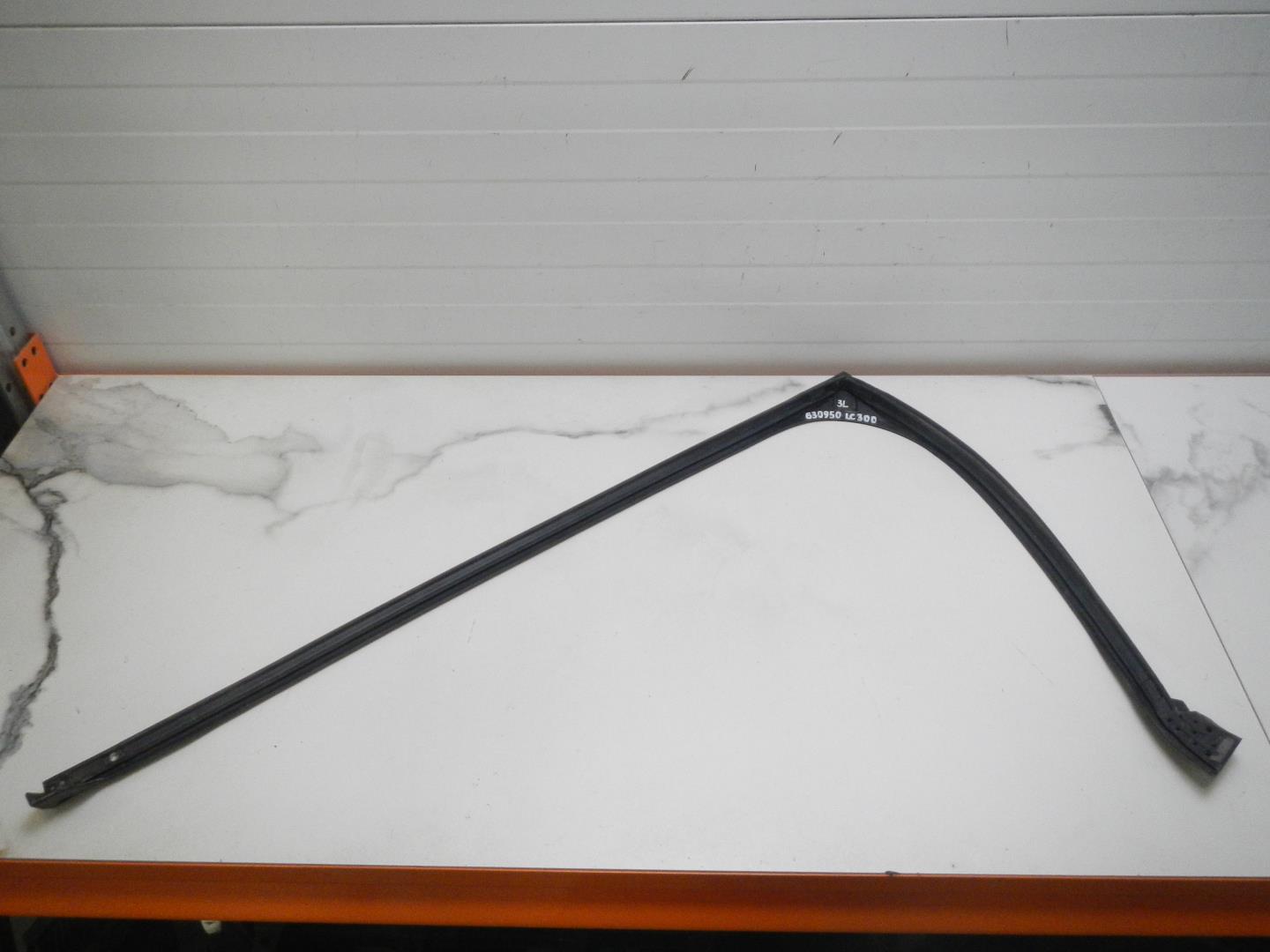 Уплотнитель задней левой двери