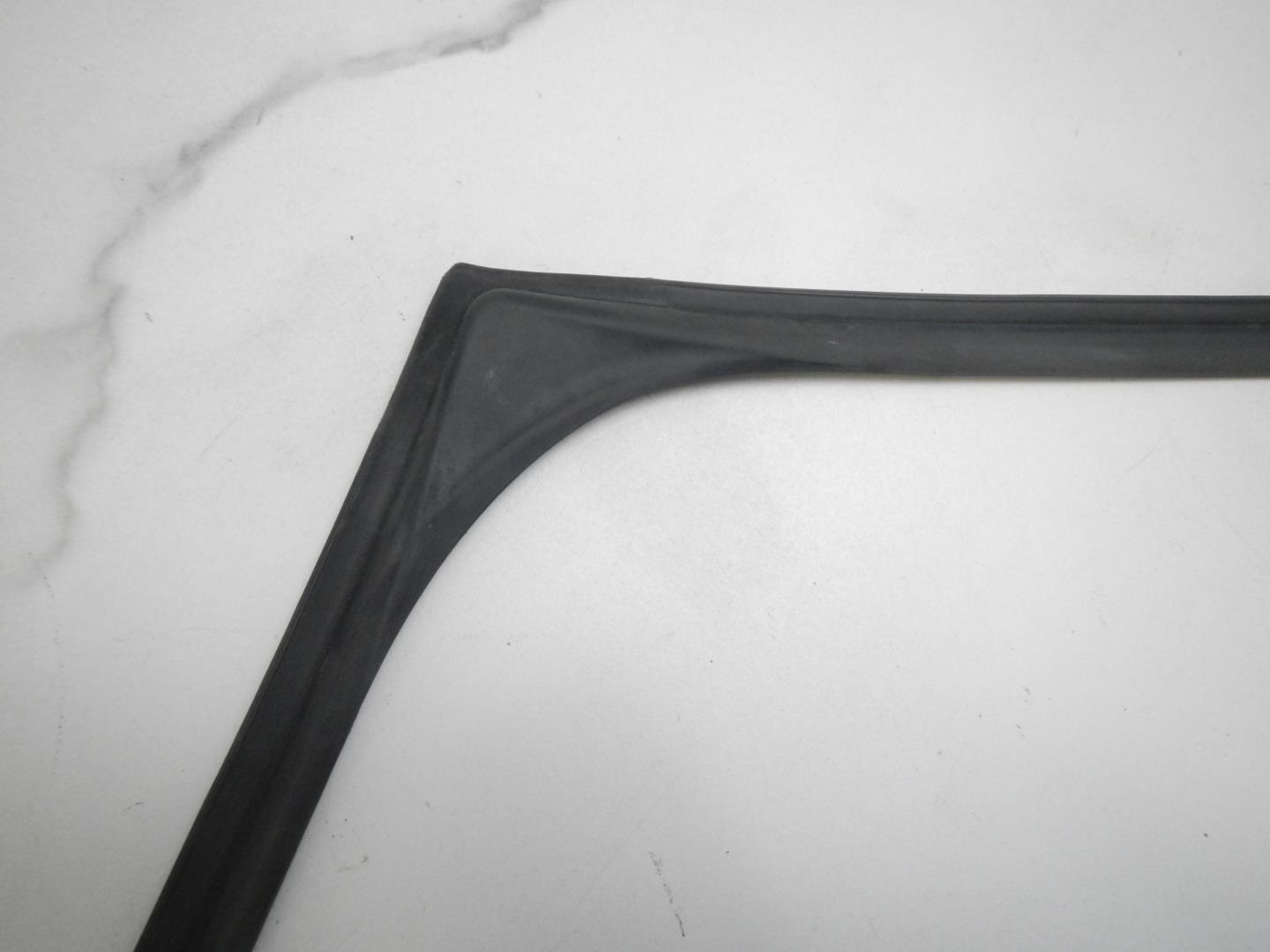 Уплотнитель задней левой двери