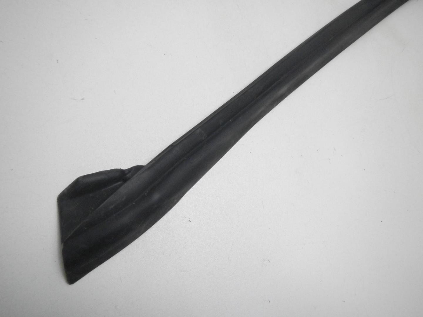 Уплотнитель задней левой двери