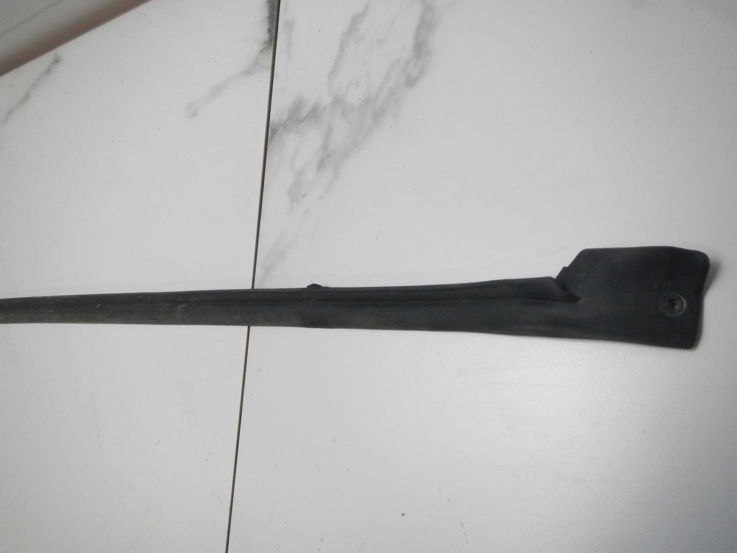 Уплотнитель передней левой двери