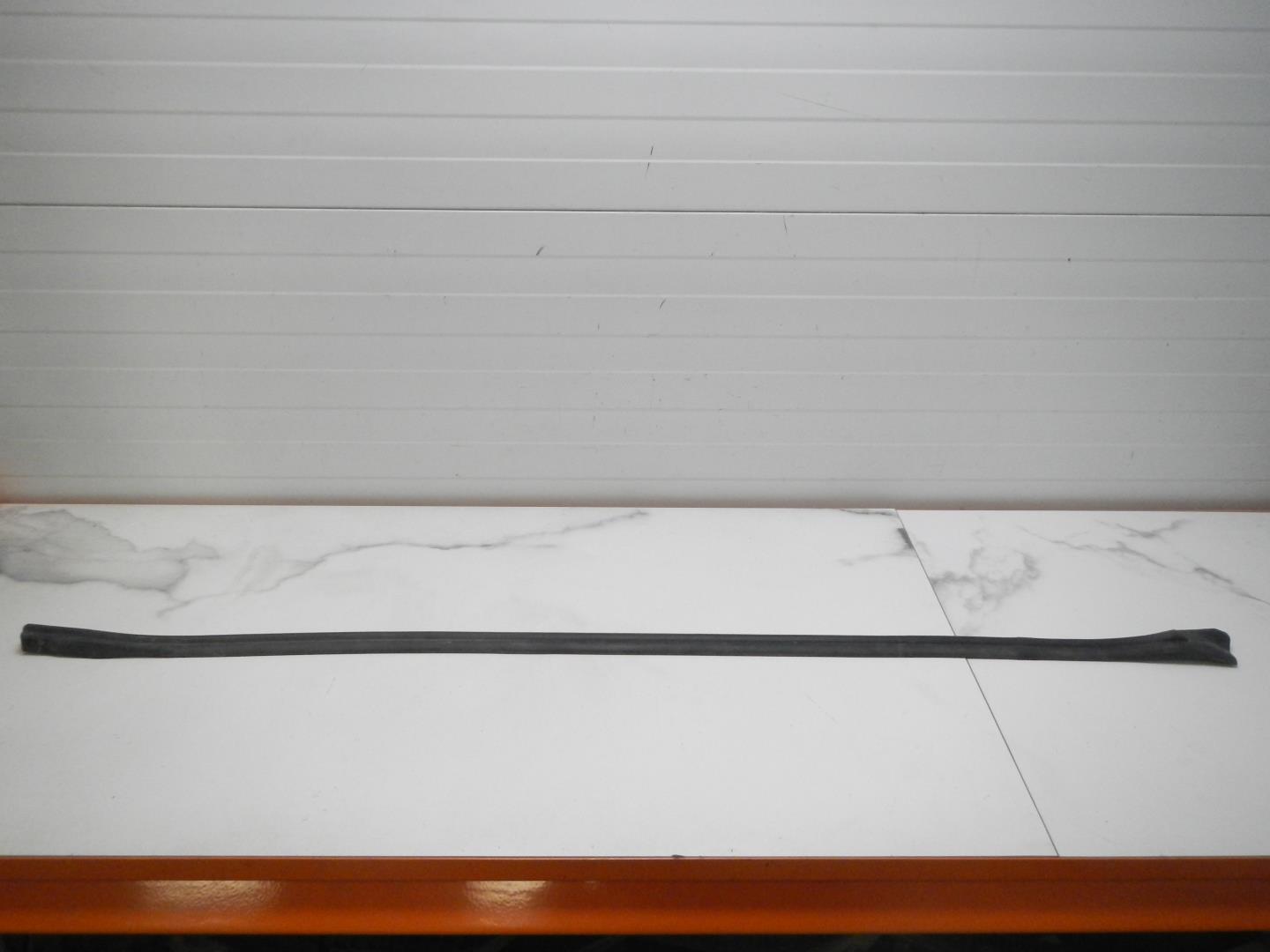 Уплотнитель передней левой двери