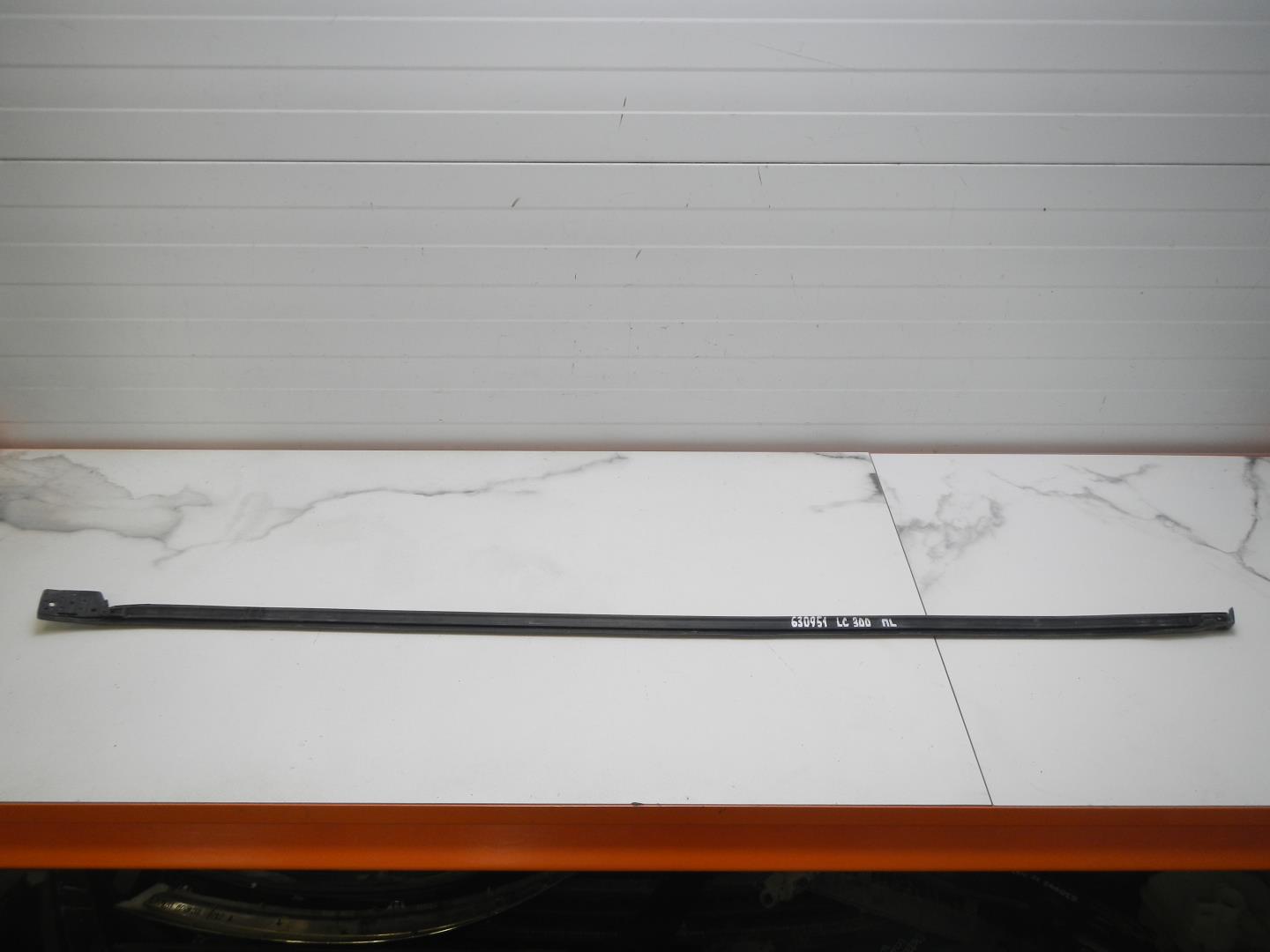 Уплотнитель передней левой двери