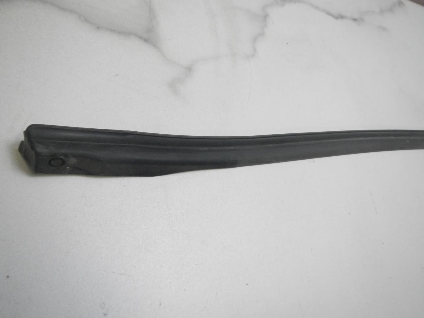 Уплотнитель передней левой двери