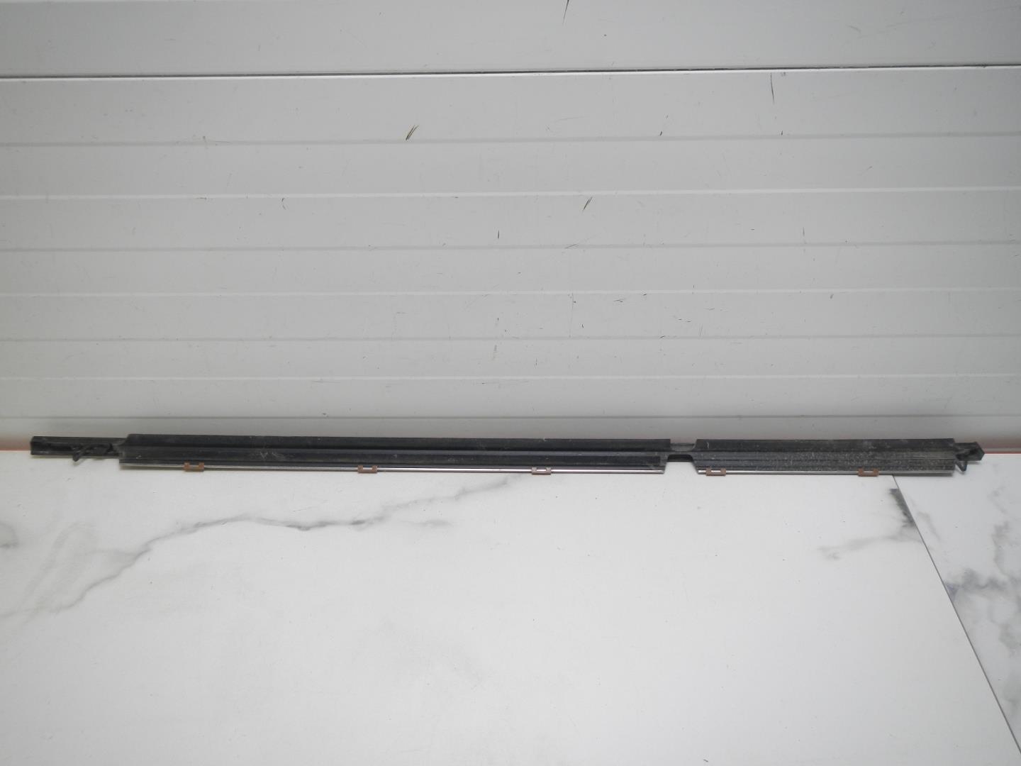 Молдинг задней левой двери