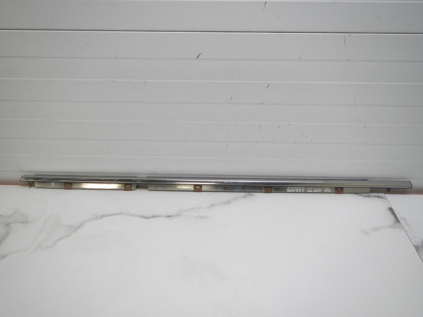 Молдинг задней левой двери