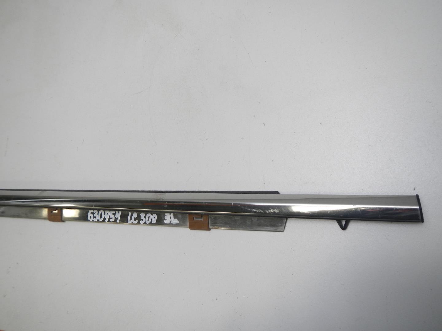 Молдинг задней левой двери
