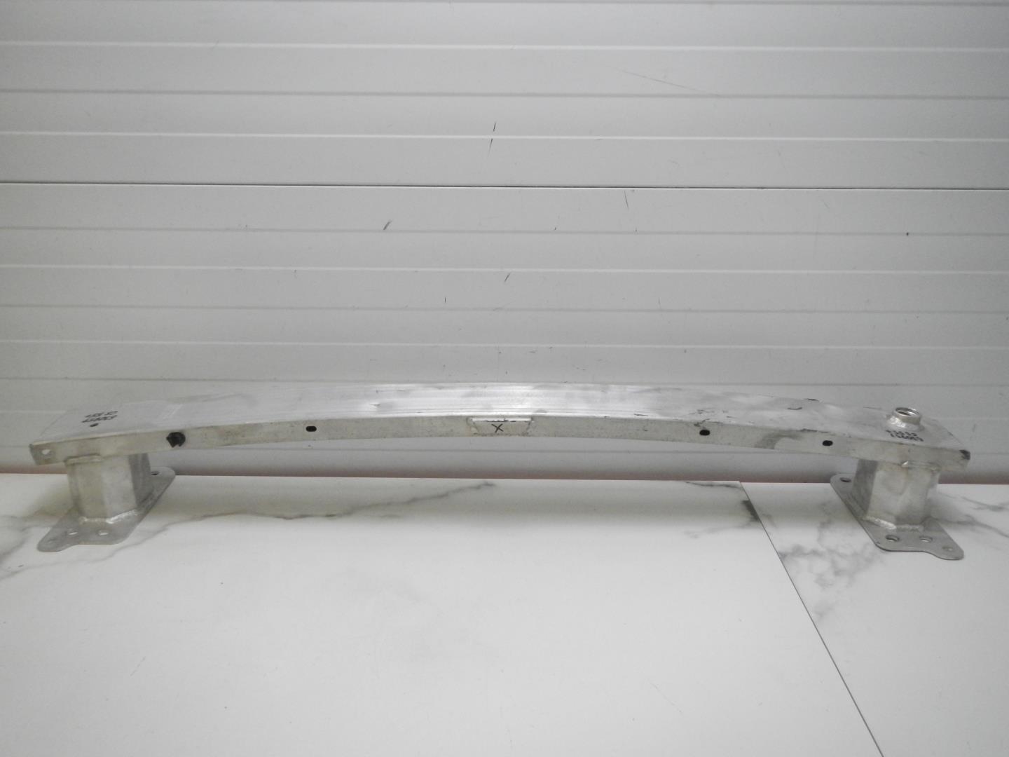 Усилитель переднего бампера