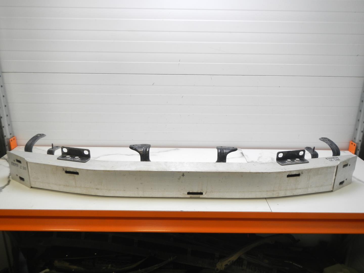 Усилитель переднего бампера