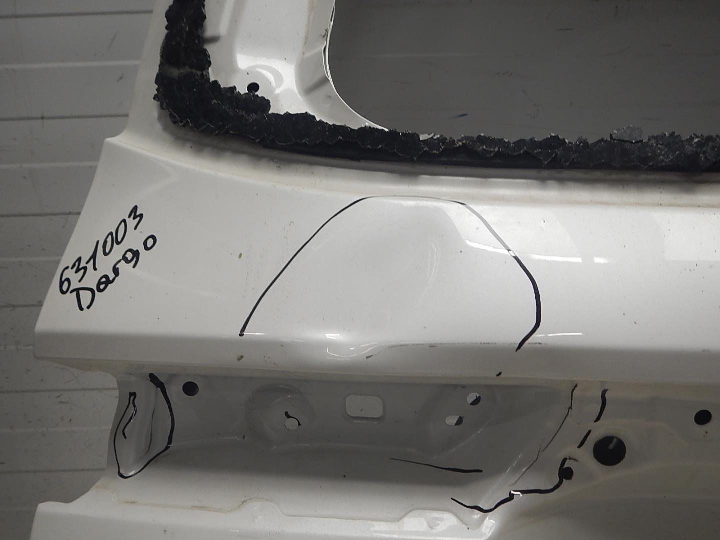 Дверь багажника