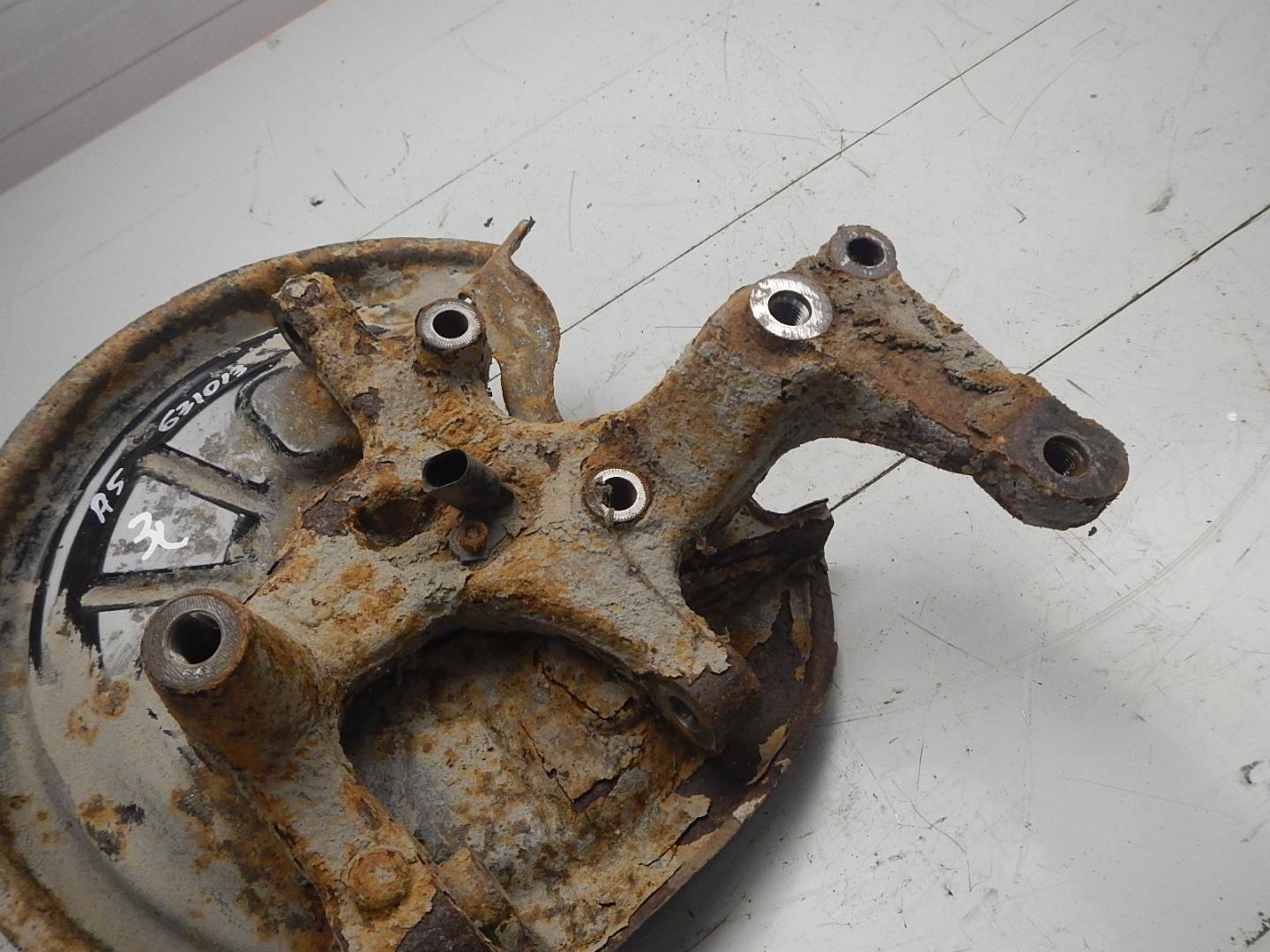 Кулак поворотный задний левый