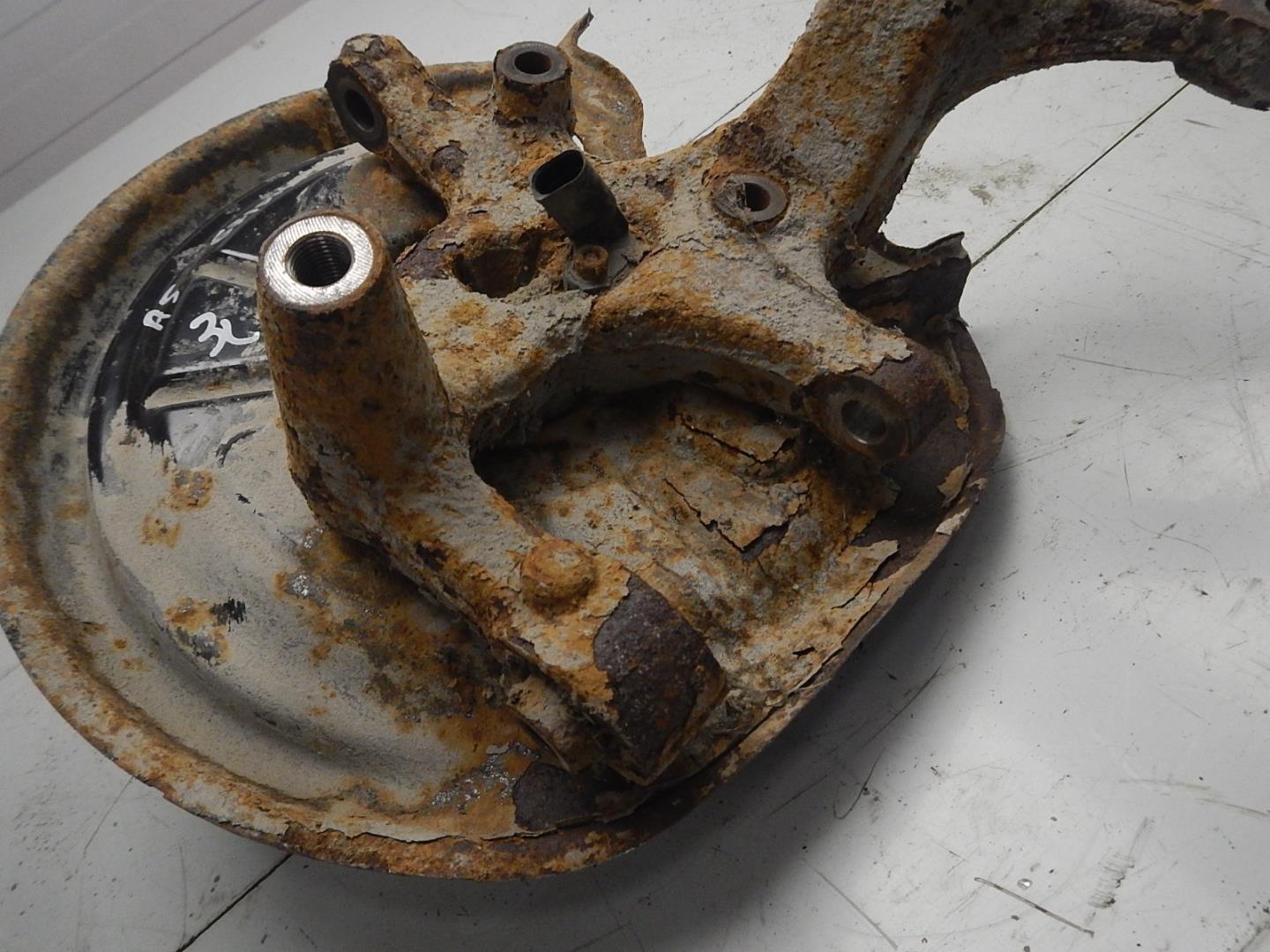 Кулак поворотный задний левый