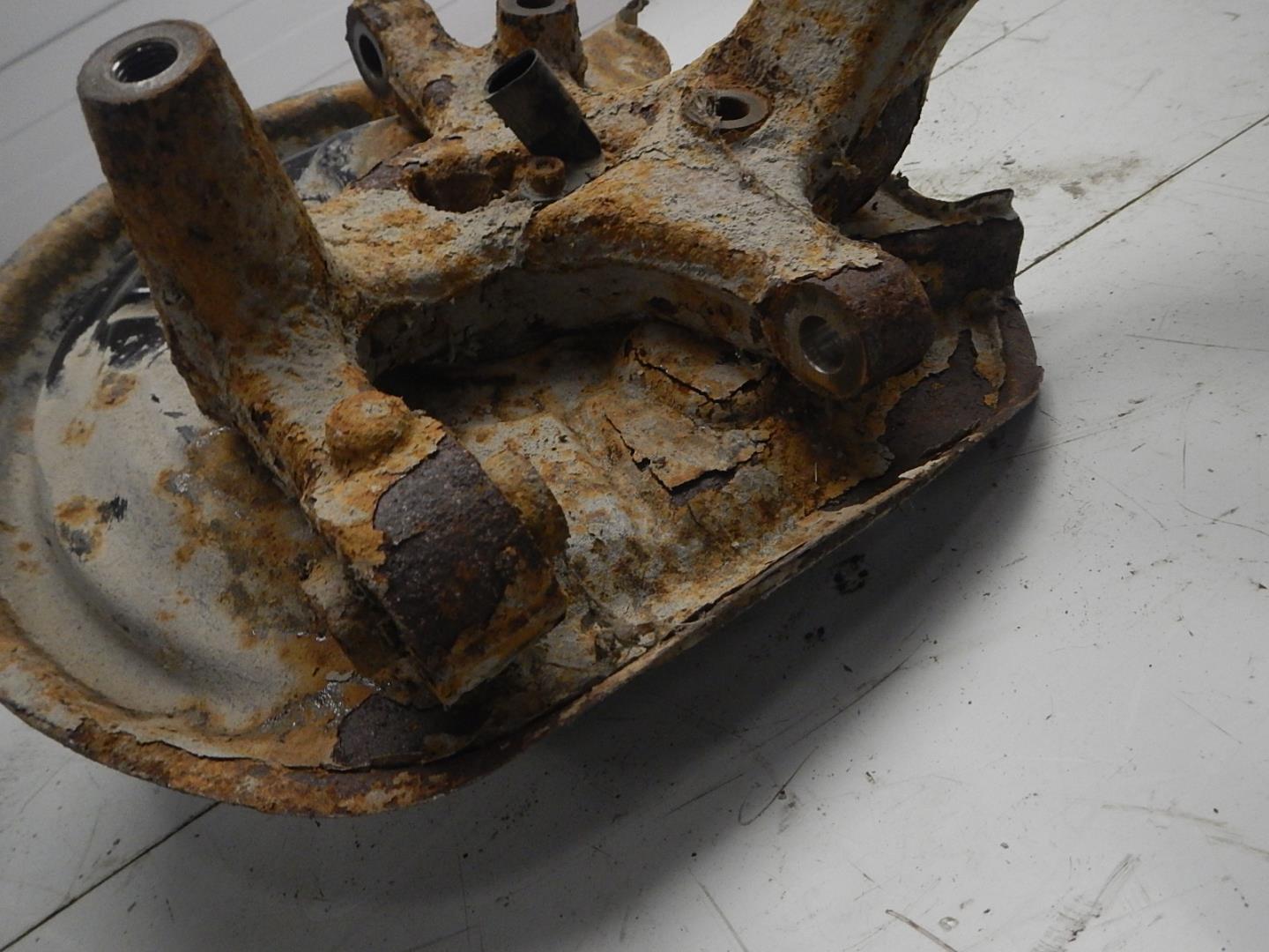 Кулак поворотный задний левый