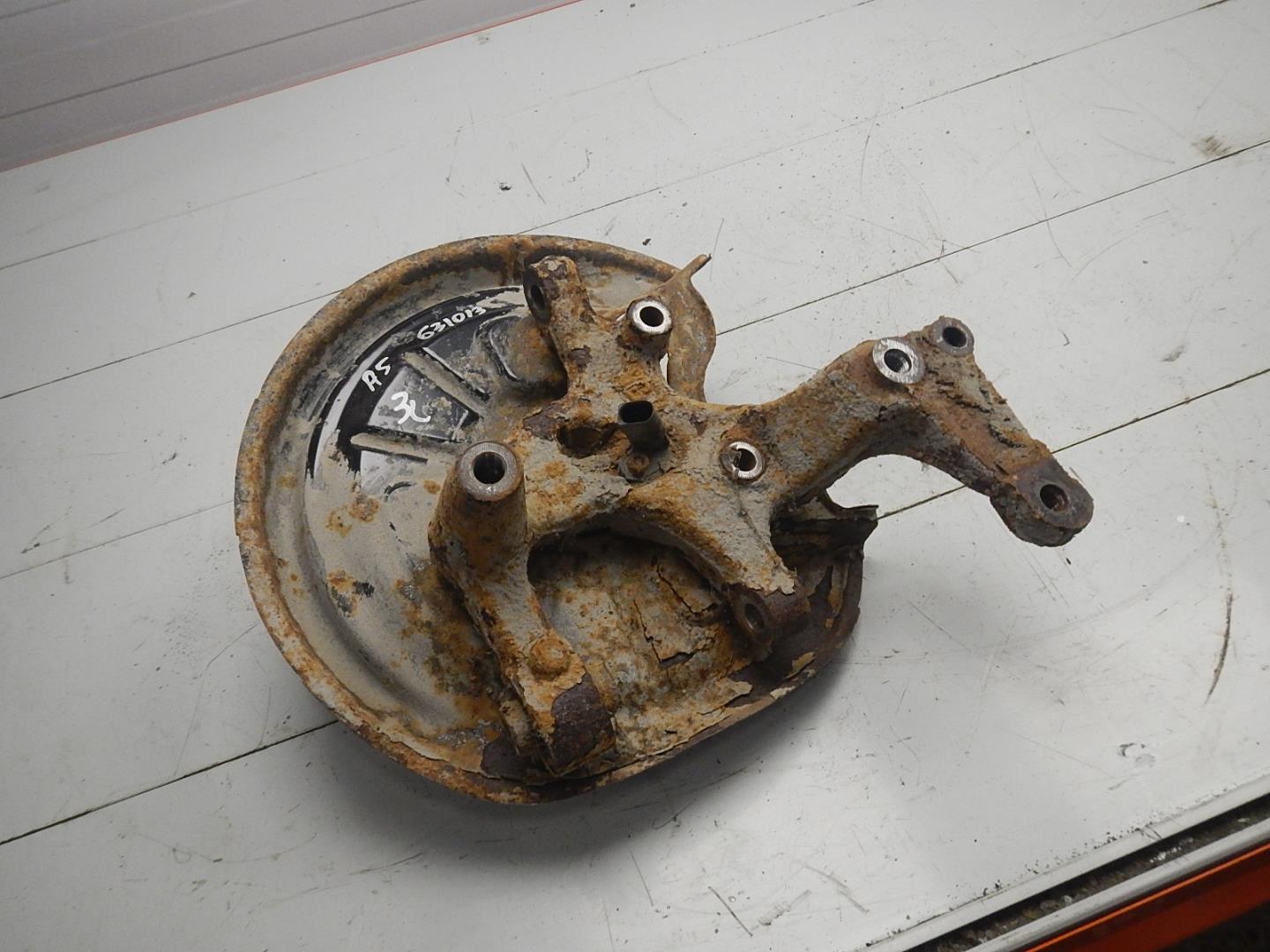 Кулак поворотный задний левый