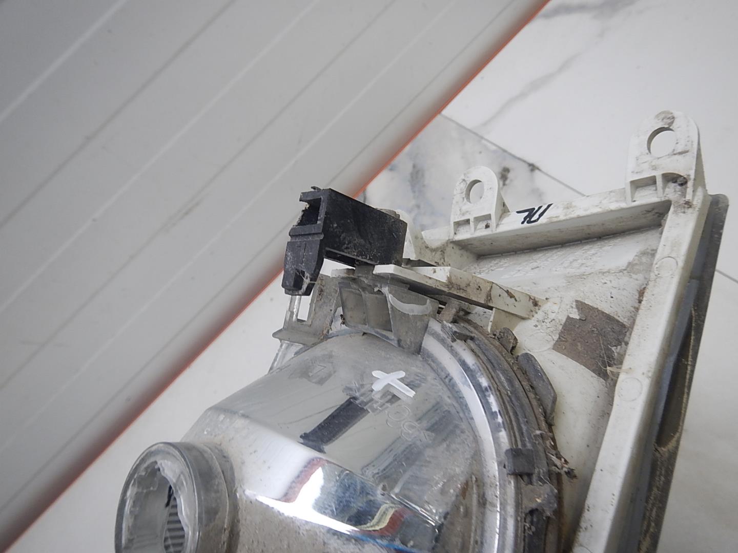 Фара противотуманная левая