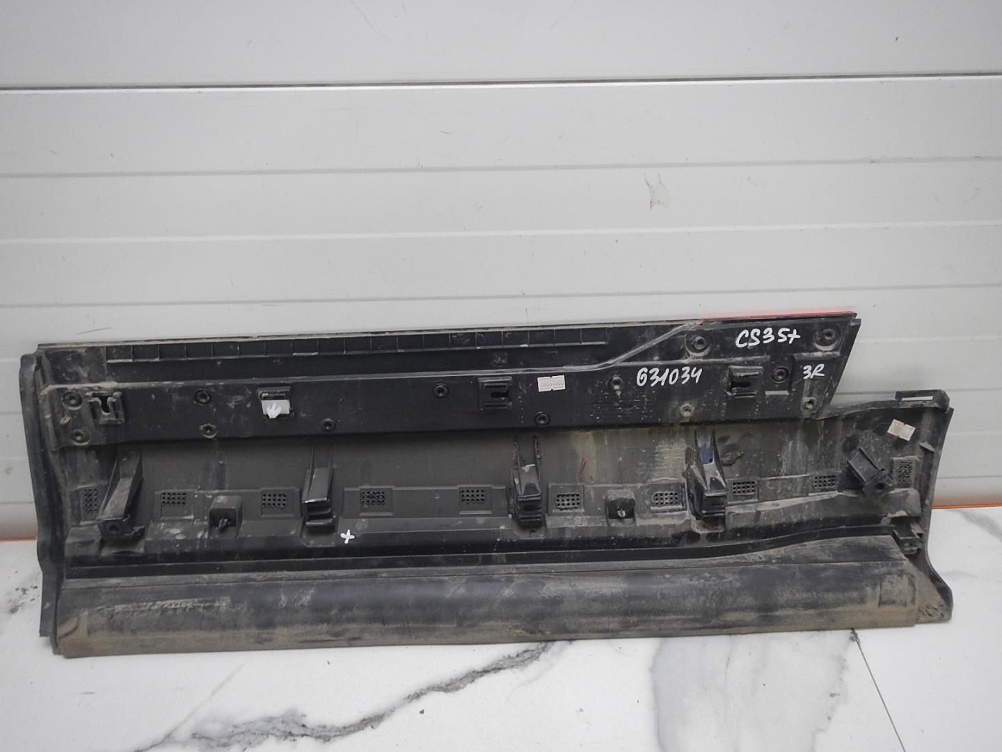 Молдинг задней правой двери