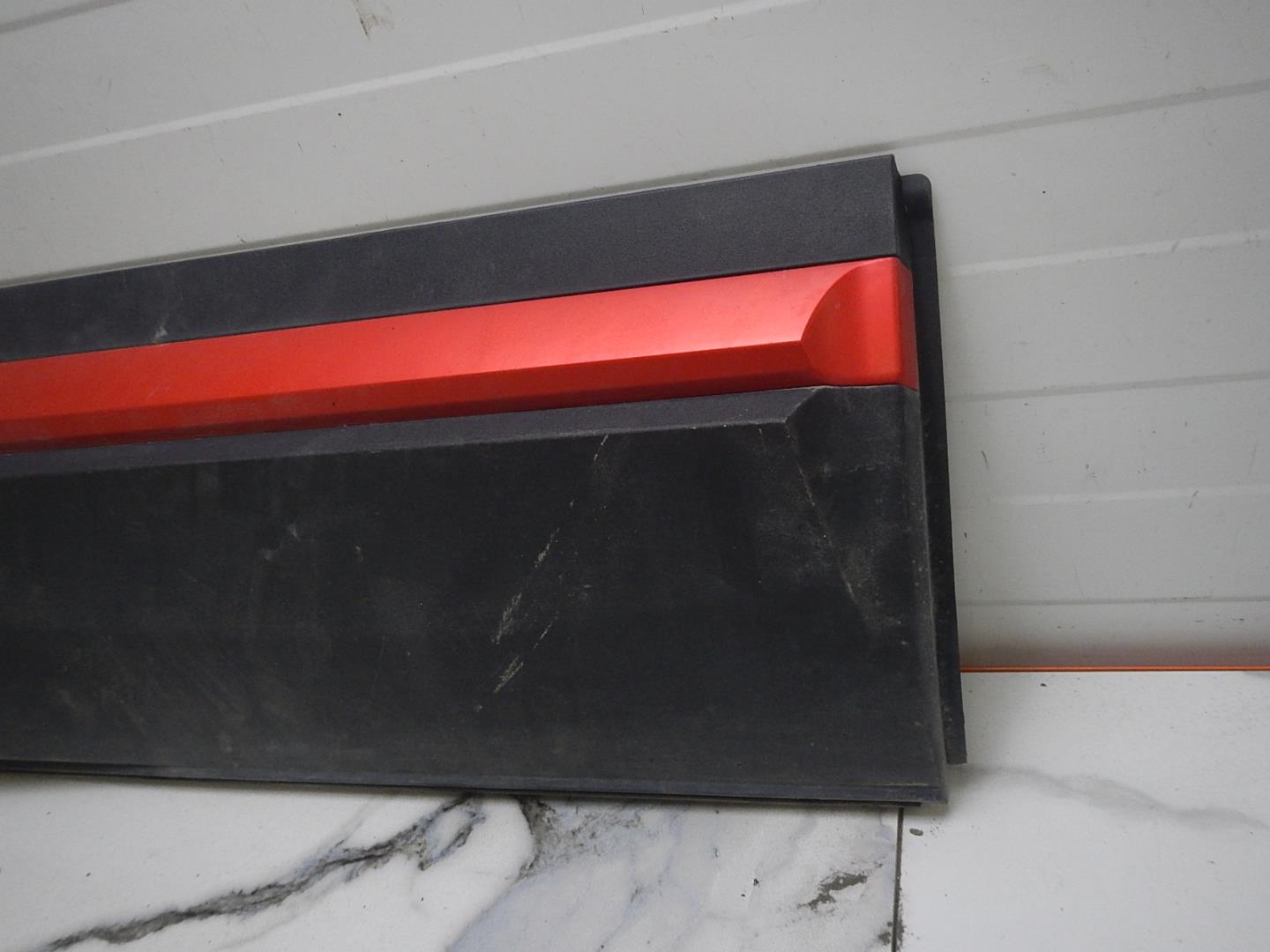 Молдинг задней правой двери