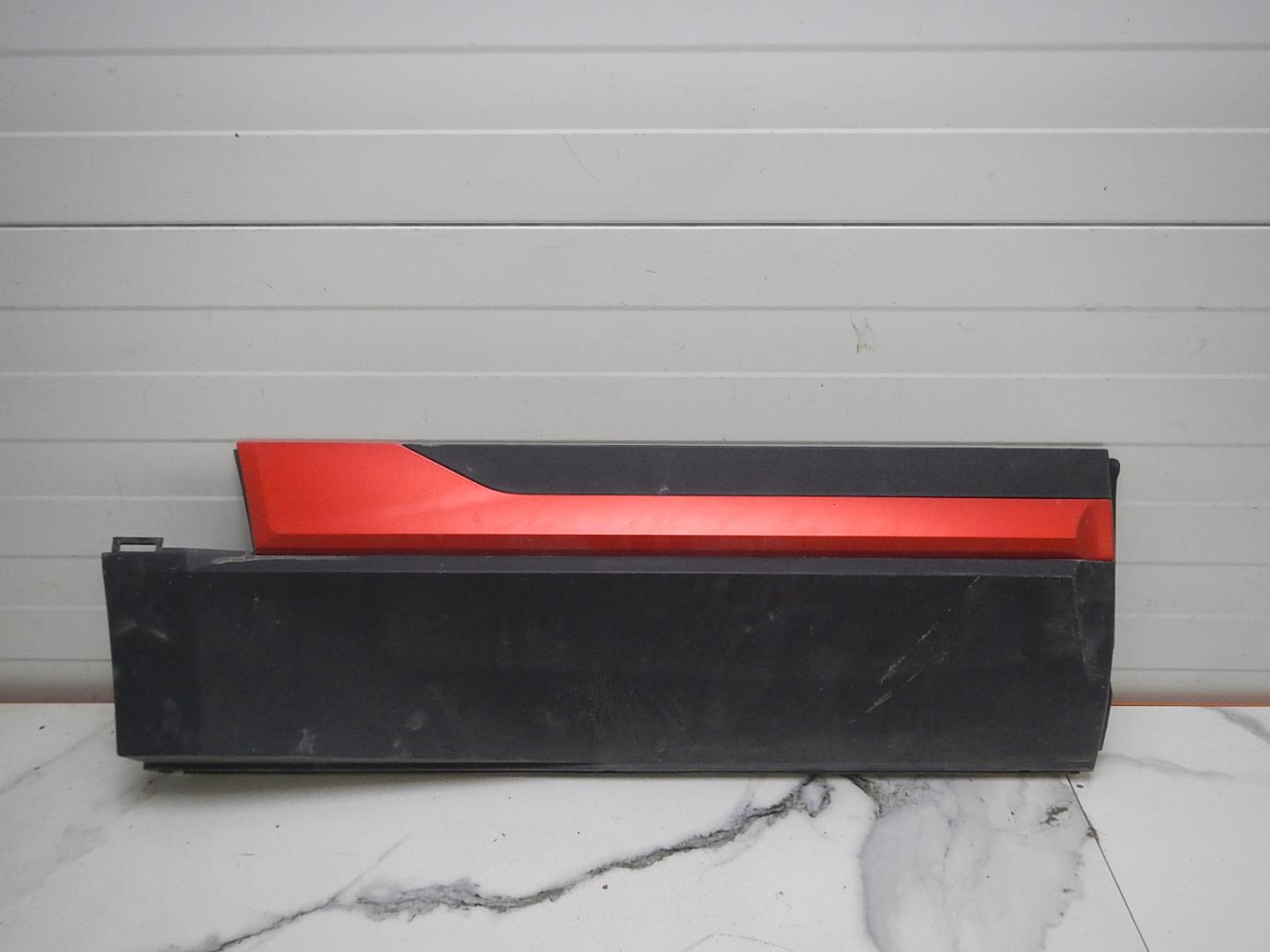 Молдинг задней правой двери