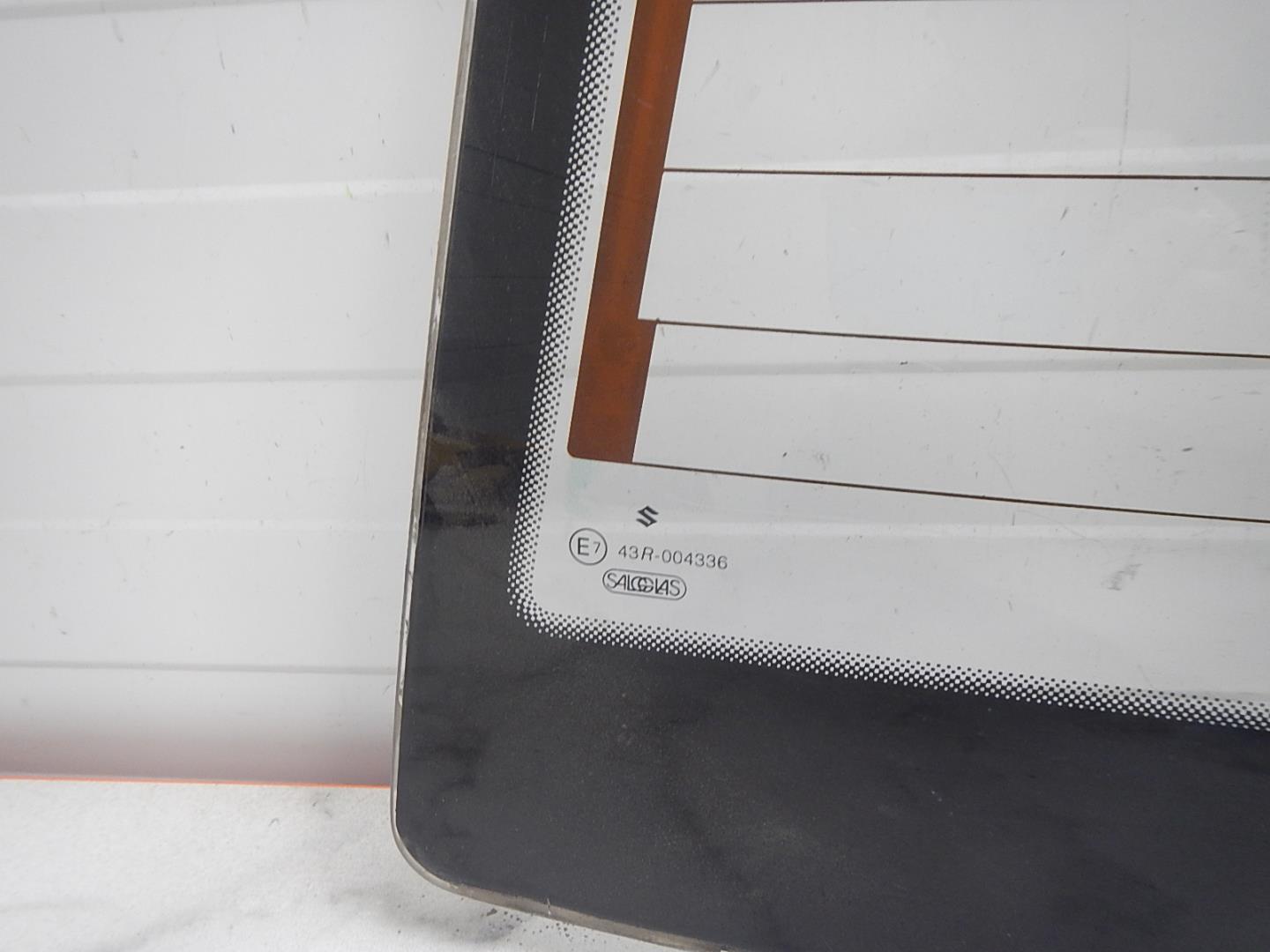 Стекло двери багажника