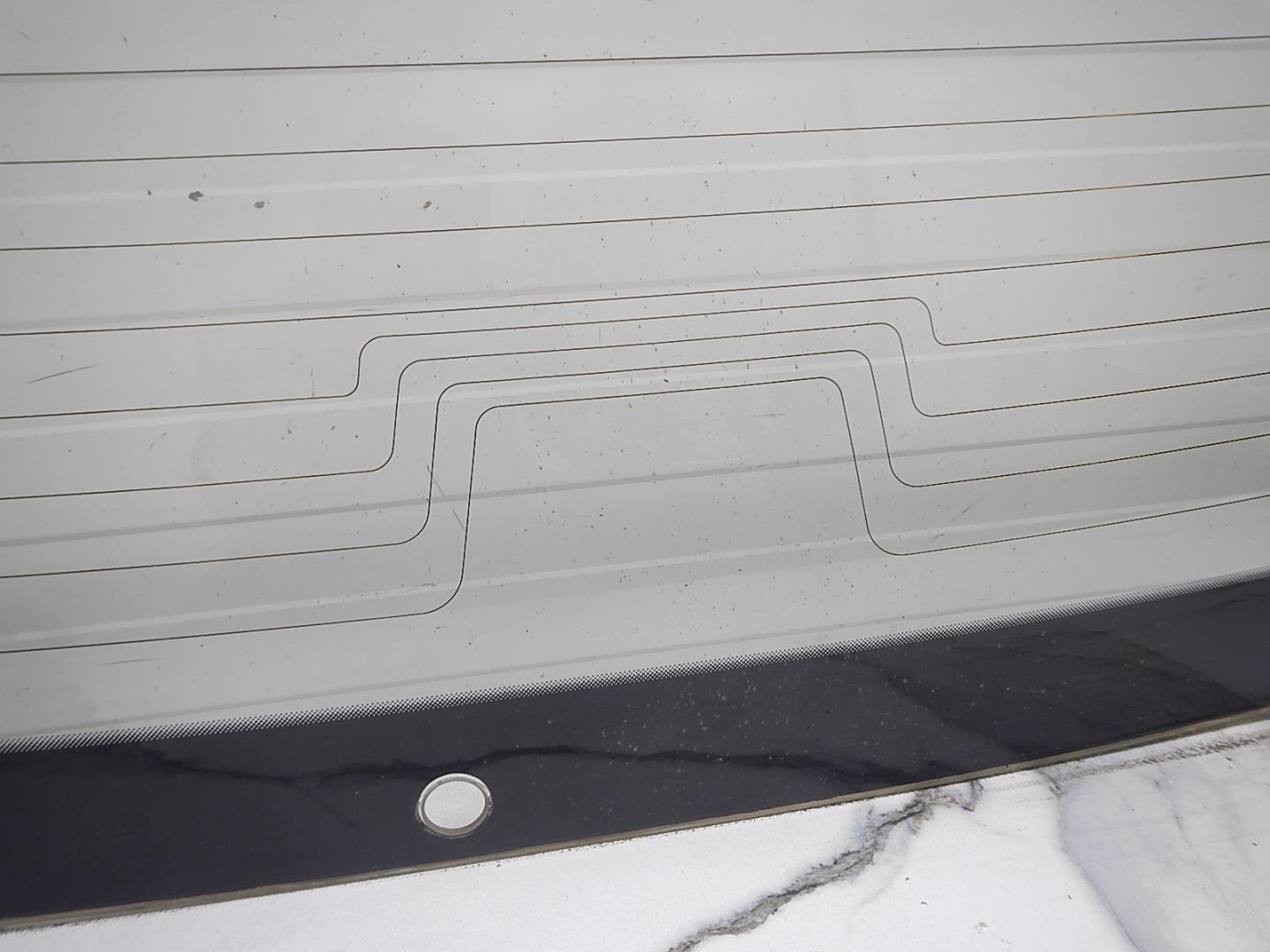 Стекло двери багажника