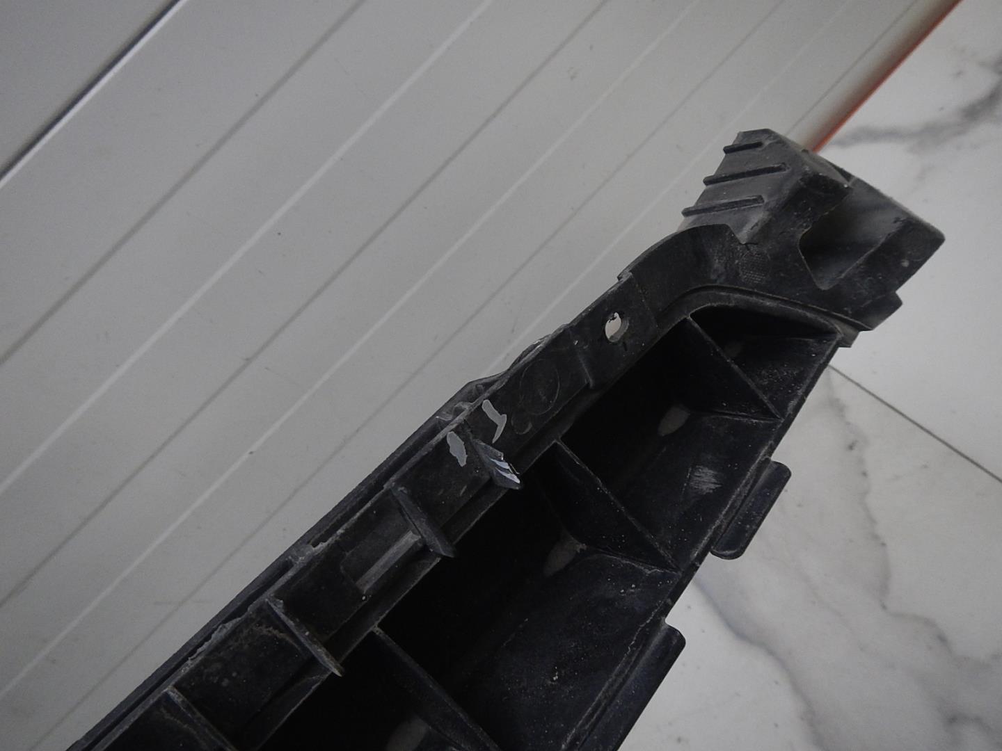 Кронштейн решетки радиатора