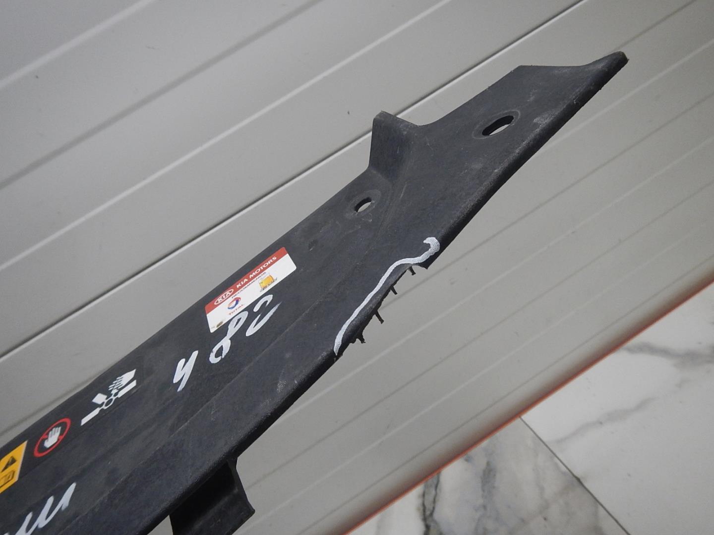 Кожух замка капота