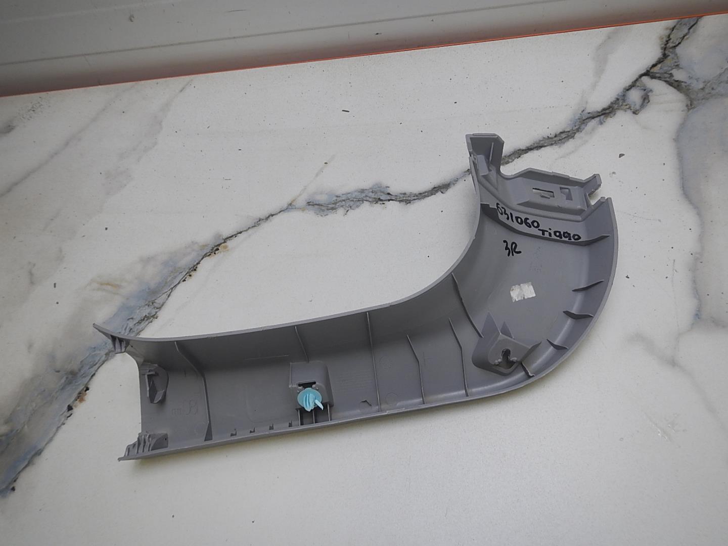 Обшивка двери багажника