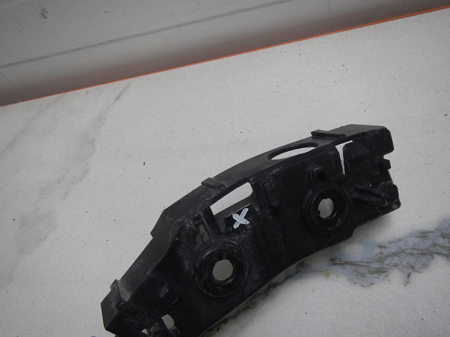 Кронштейн переднего бампера левый