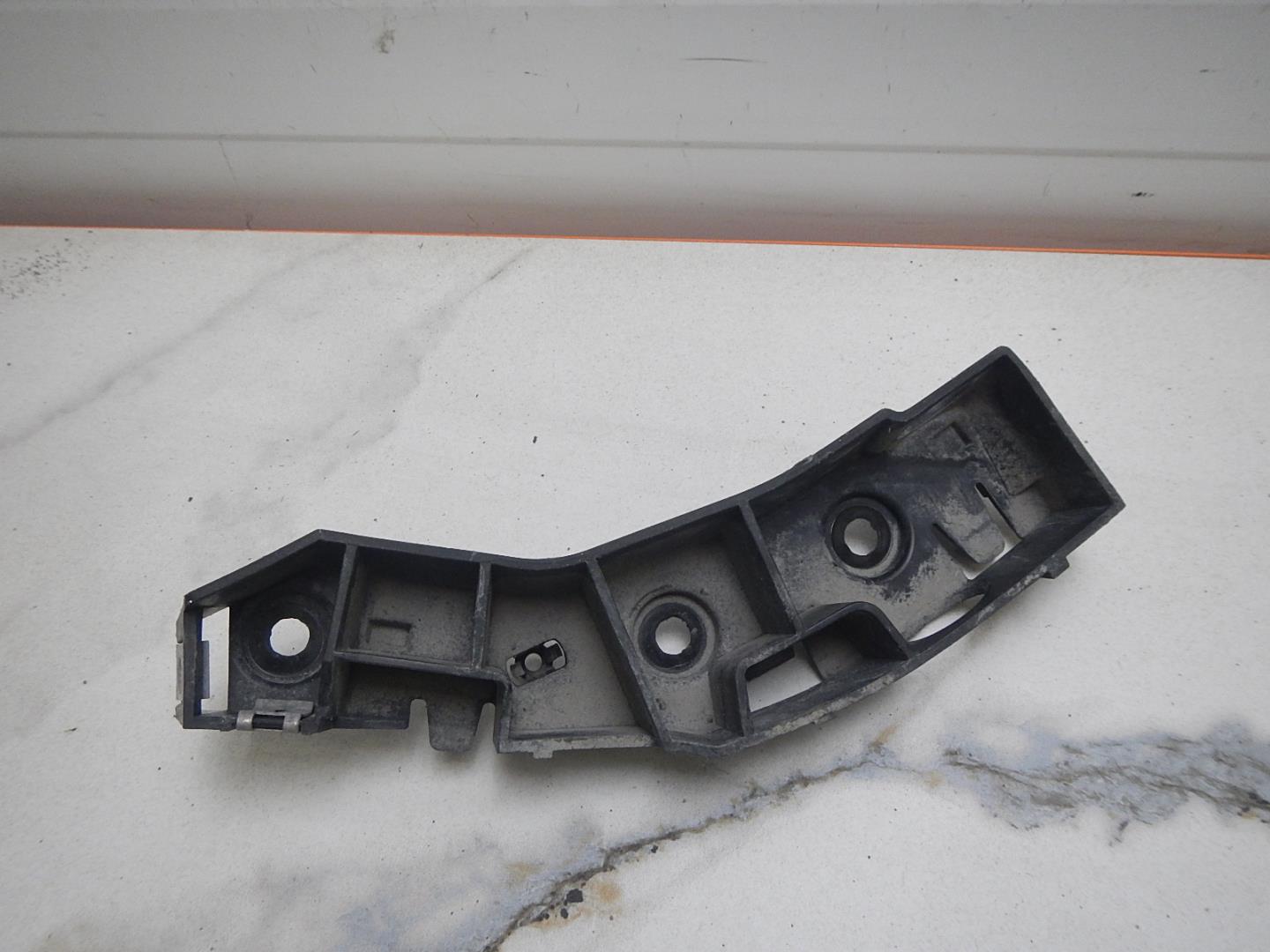 Кронштейн переднего бампера левый