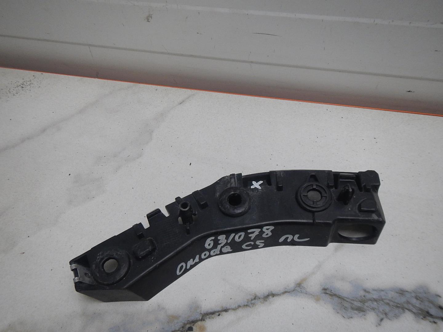 Кронштейн переднего бампера левый