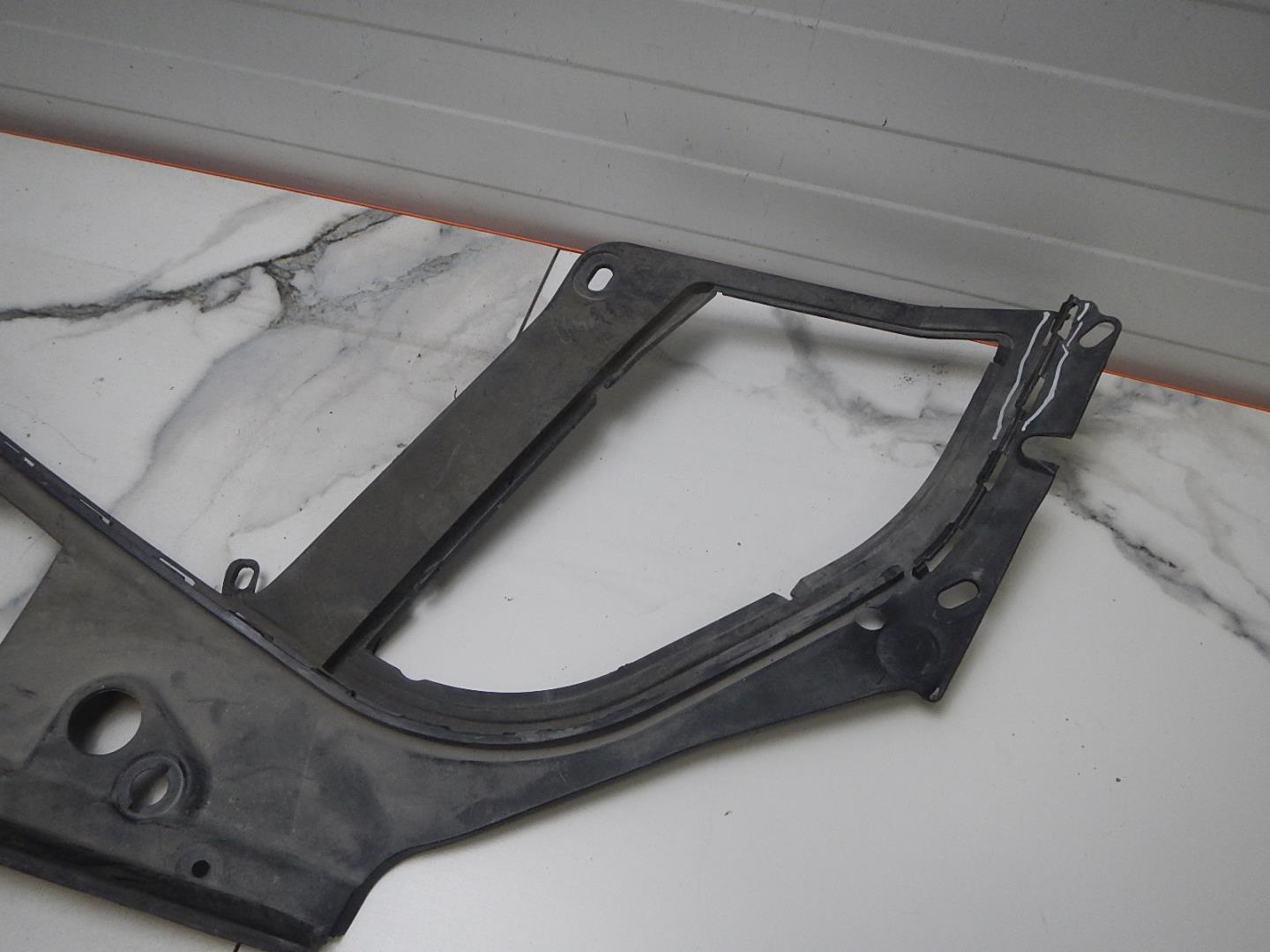 Кожух замка капота