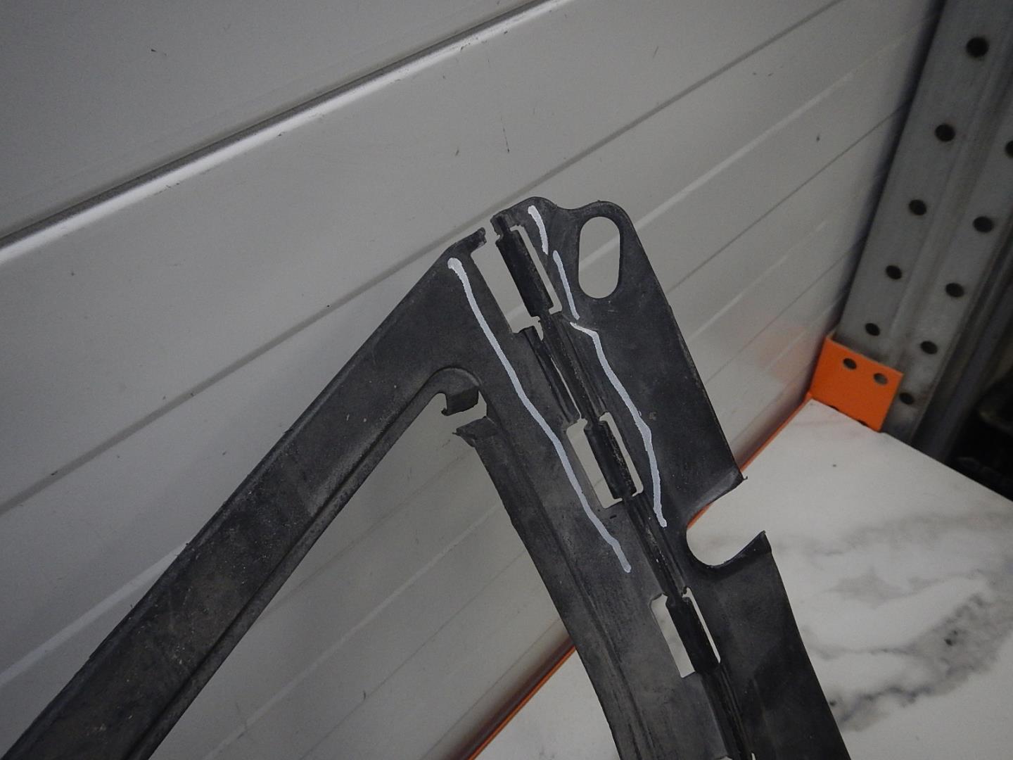 Кожух замка капота