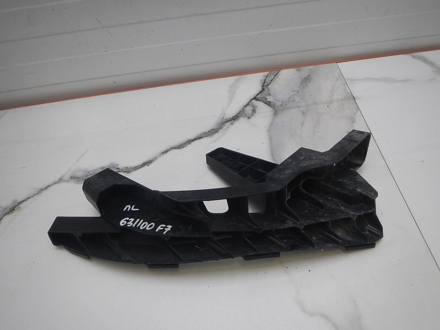 Кронштейн фар левый