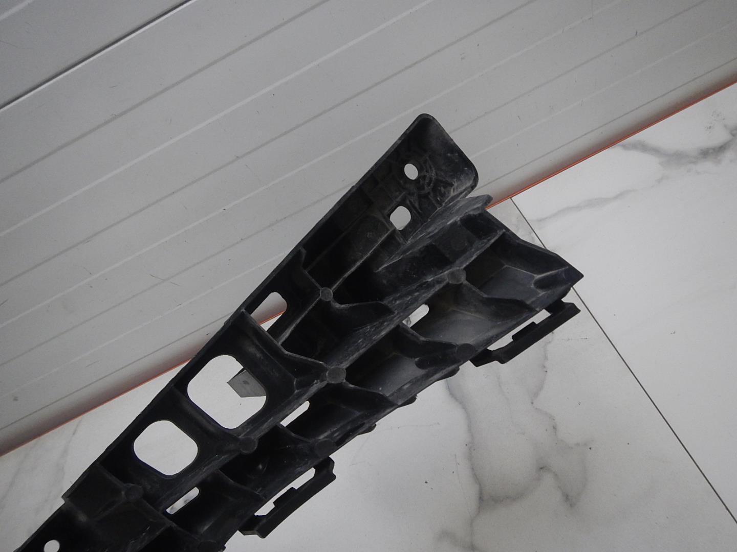 Кронштейн фар левый