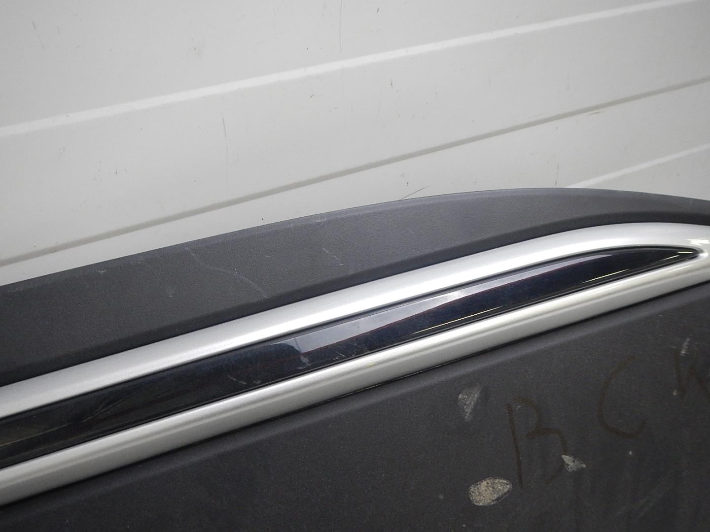 Молдинг задней левой двери