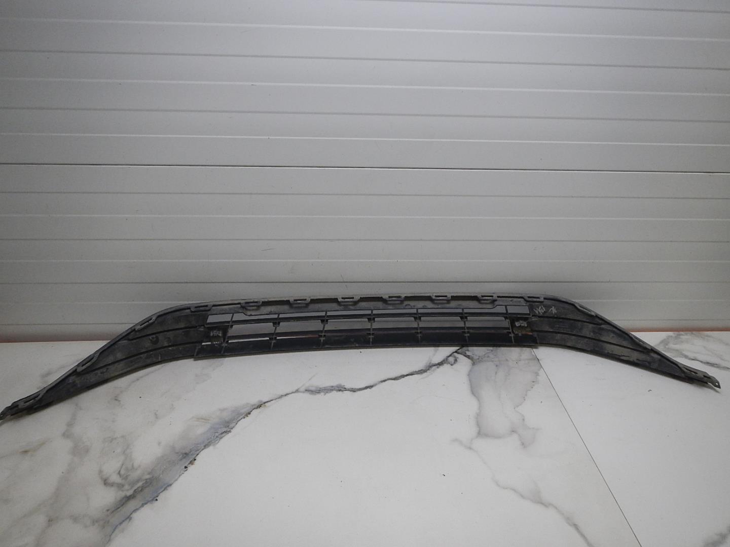 Решетка в бампер центральная