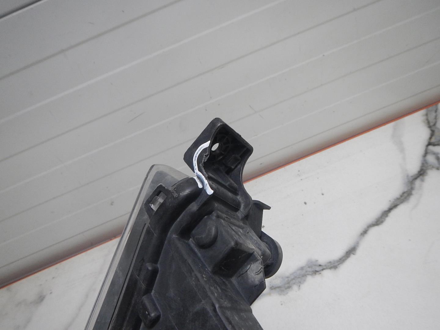 Фара противотуманная левая